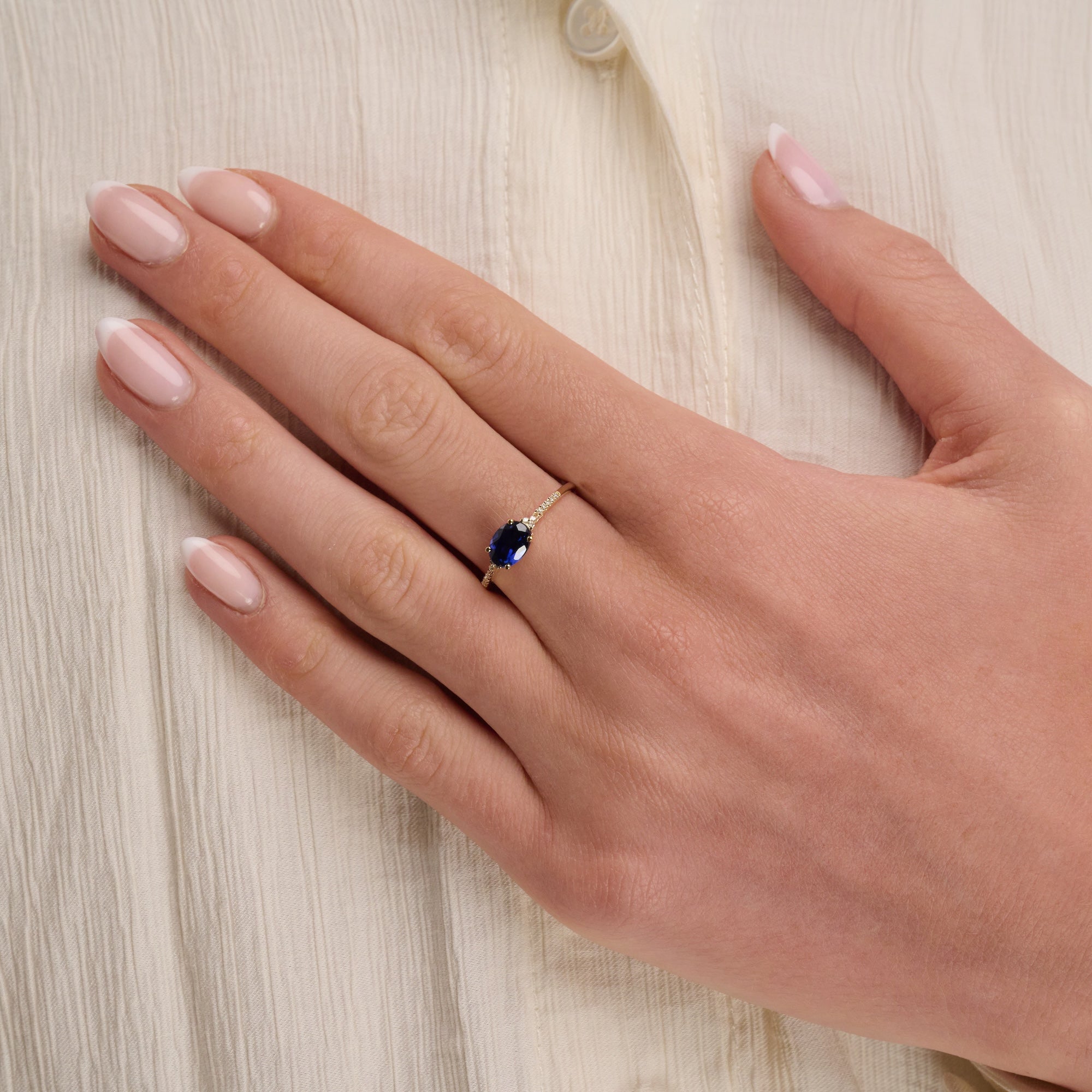 Bague en pierre ovale colorée et diamant