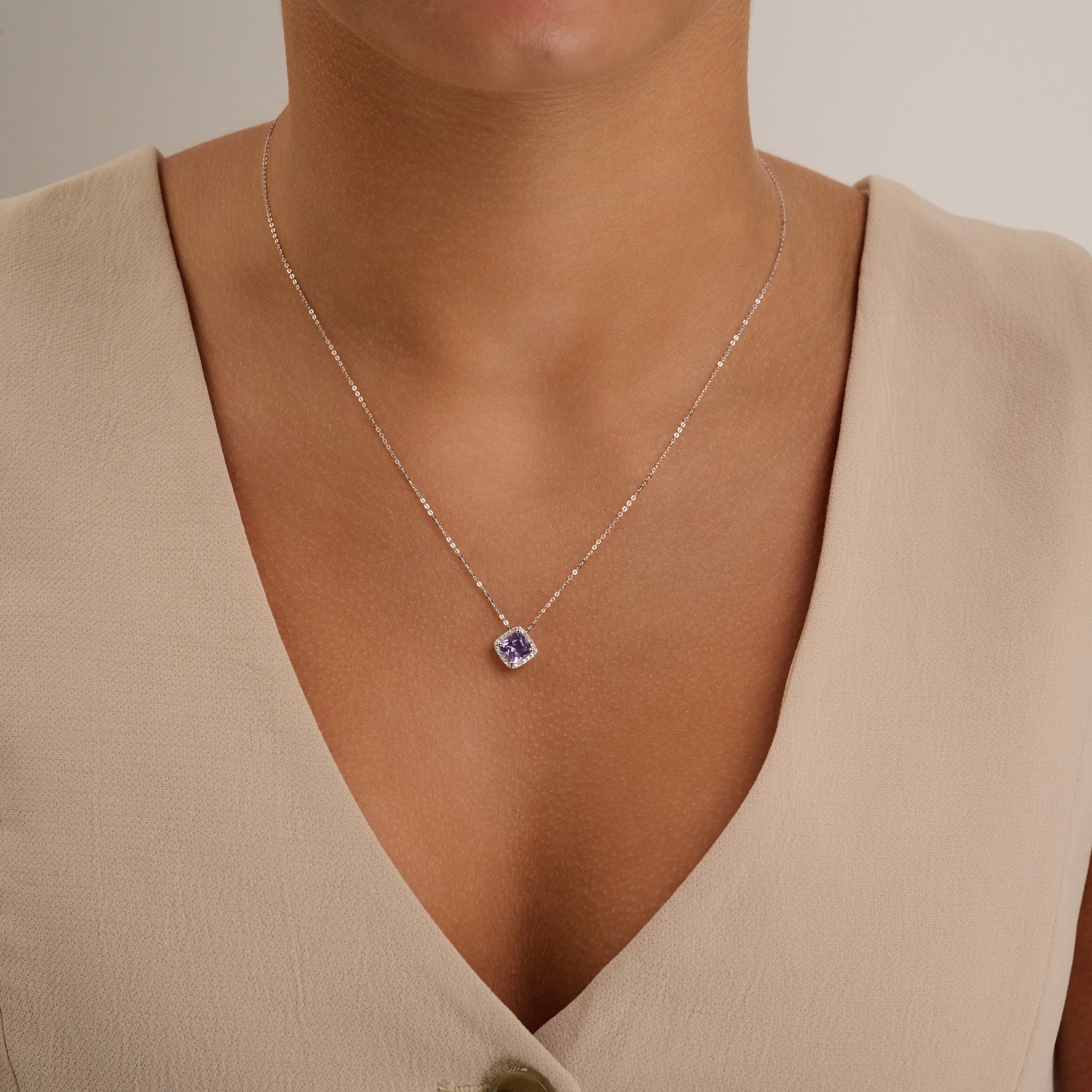 Pendentif halo de diamants en pierre colorée taille coussin