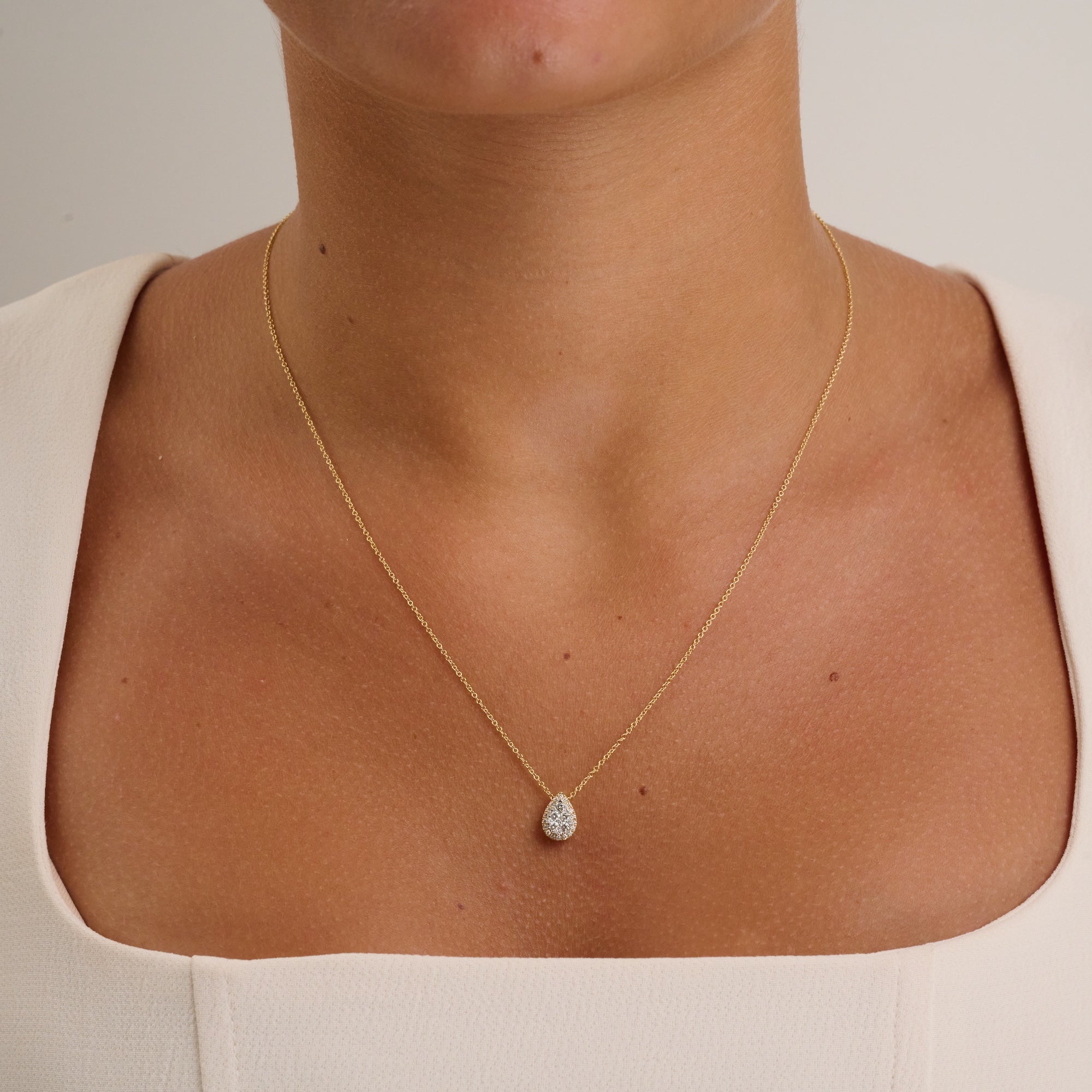 Pendentif Halo en forme de poire avec diamant