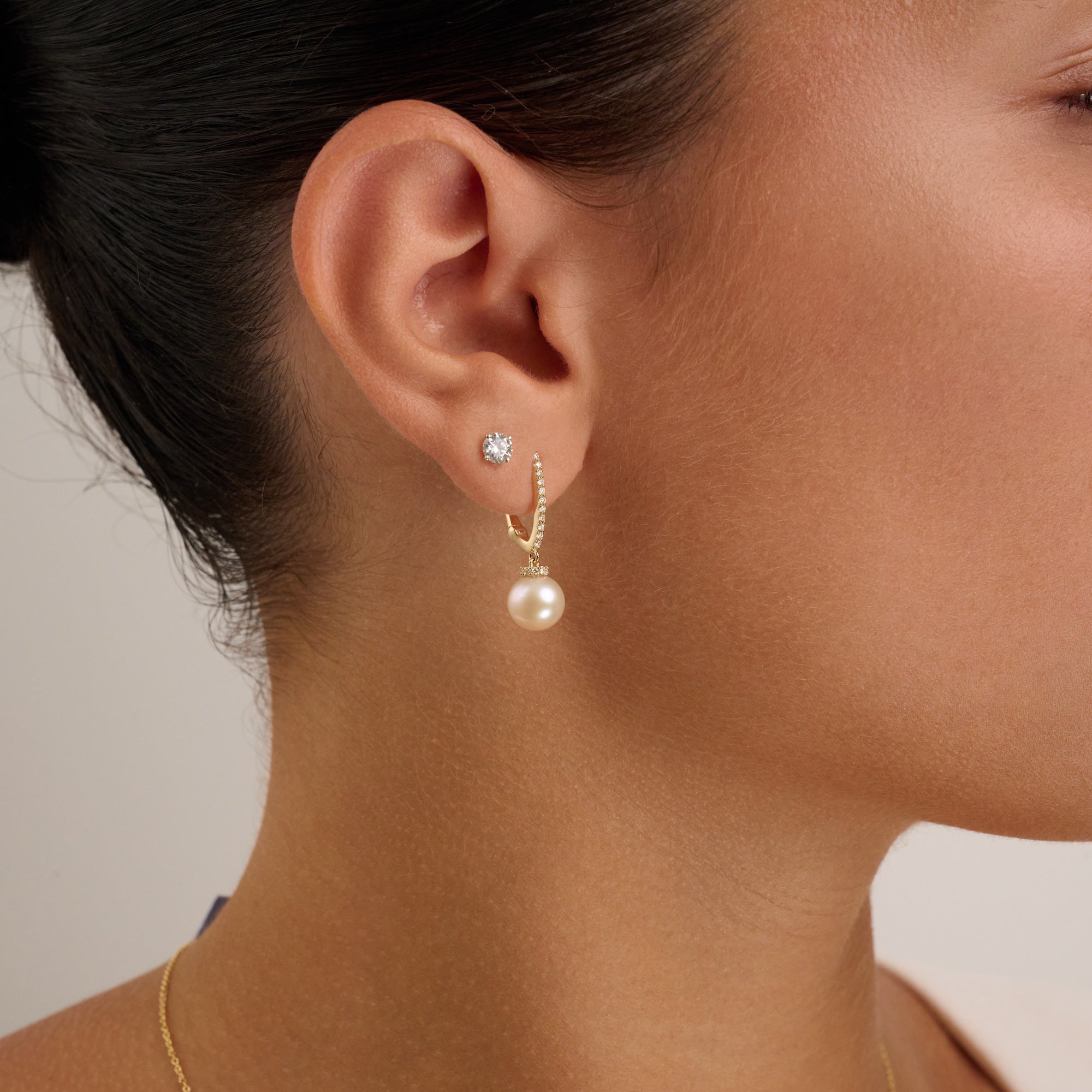 Boucles d'oreilles créoles en perles de culture et diamants en forme de V